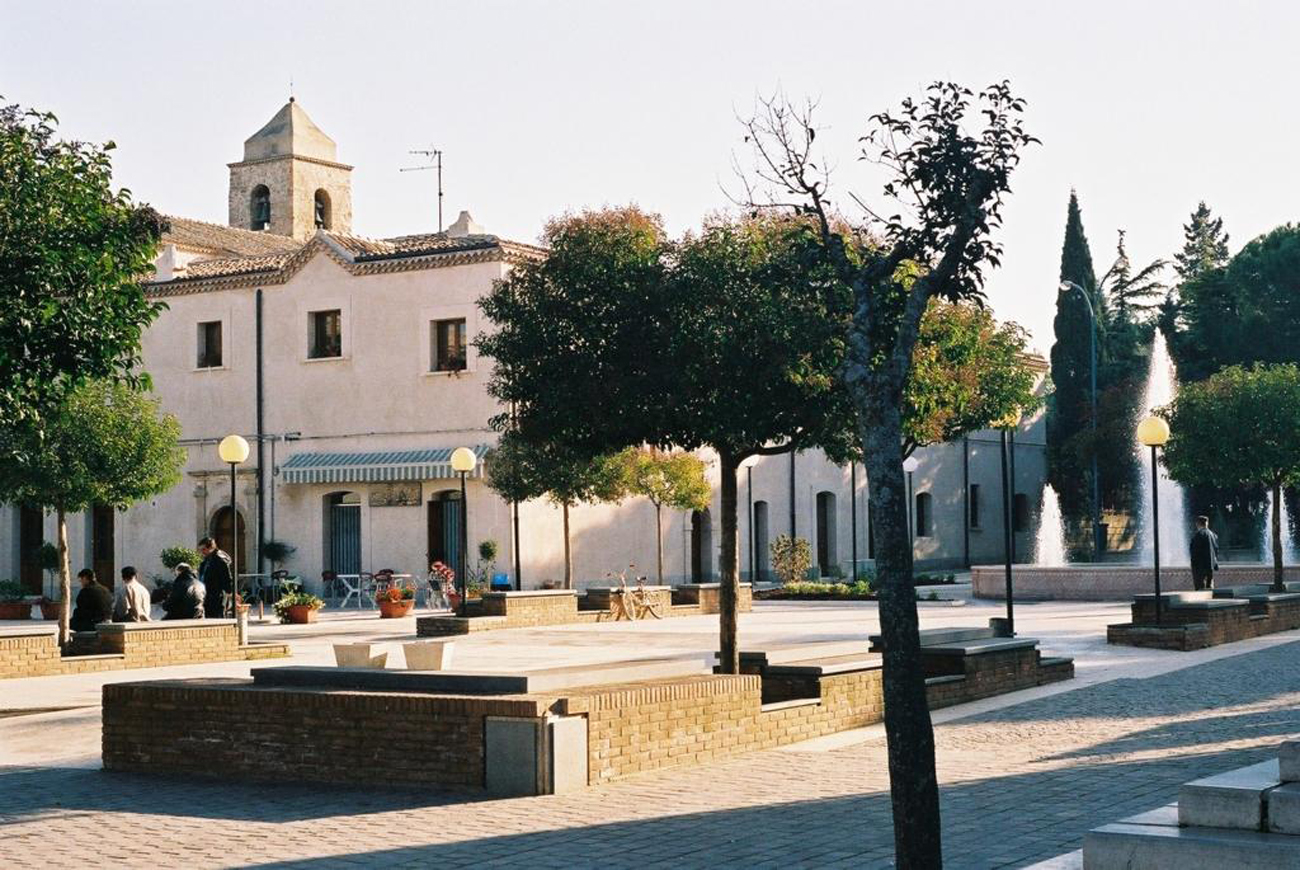 La piazza principale di Banzi, dedicata ad Emanuele Gianturco.