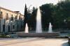 Stessa fontana con la villa comunale sullo sfondo