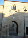 Ingresso all'Abbazia (restaurato dopo il terremoto del 1980).