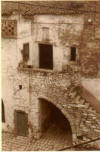 Case del vicolo Supportico (prima del terremoto 1980).