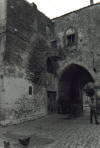Dettaglio ingresso all'Abbazia di Santa Maria (lato piazzetta bianca), prima del terremoto.