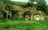 Altre grotte scavate nel terreno roccioso